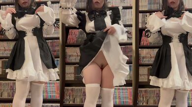 日本超可爱小萝莉 户外图书馆自慰拍摄 黑白女仆装撩人 粉嫩一线天馒头逼道具抽插 动作大胆到炸！